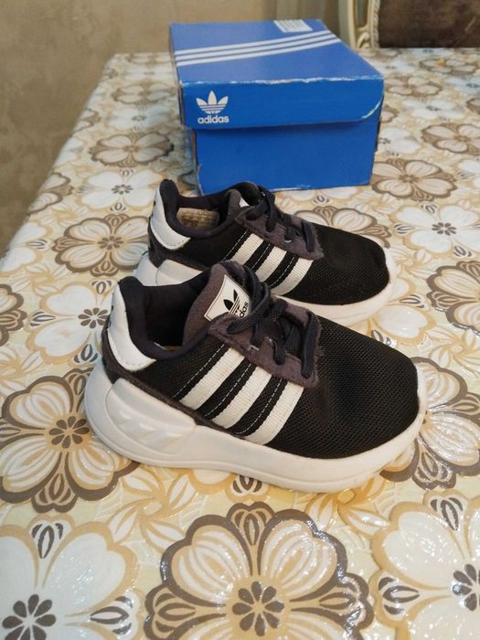 Маратонки на Adidas 20 номер