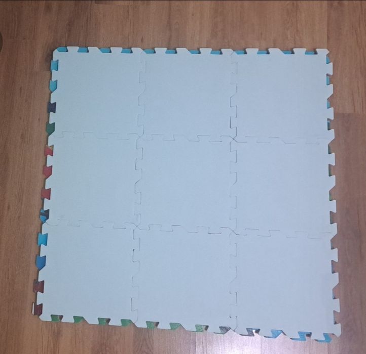 2 бр. пъзели за под от 9 части с героите от Мики Маус.