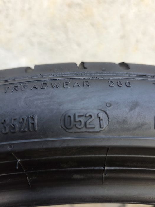 Vând două anvelope de vara pirelli p zero pz4 275 35 22 dot 0521