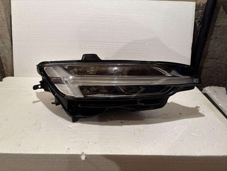 Десен фар Volvo V60