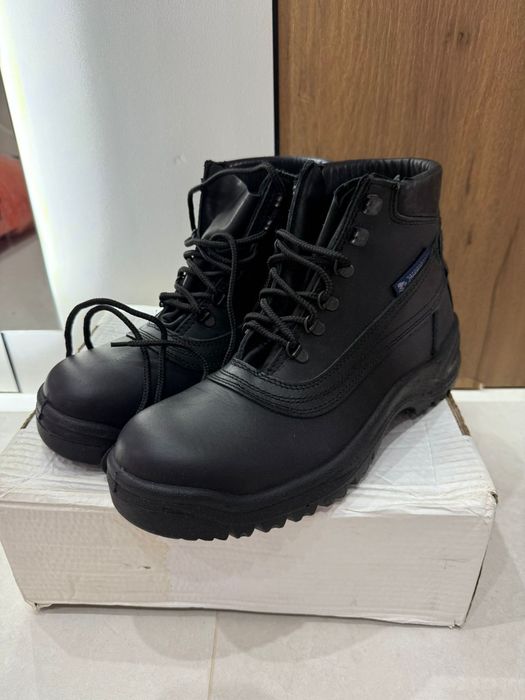 Қысқы жазғы арнайы киім, етік, ботинка.