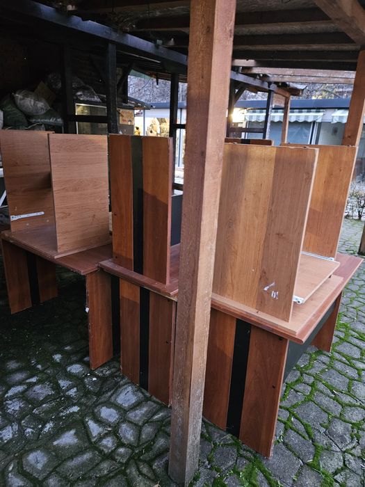 Подарявам офис маси до неделя вечерта