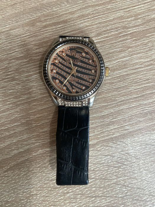 Продавам дамски часовник