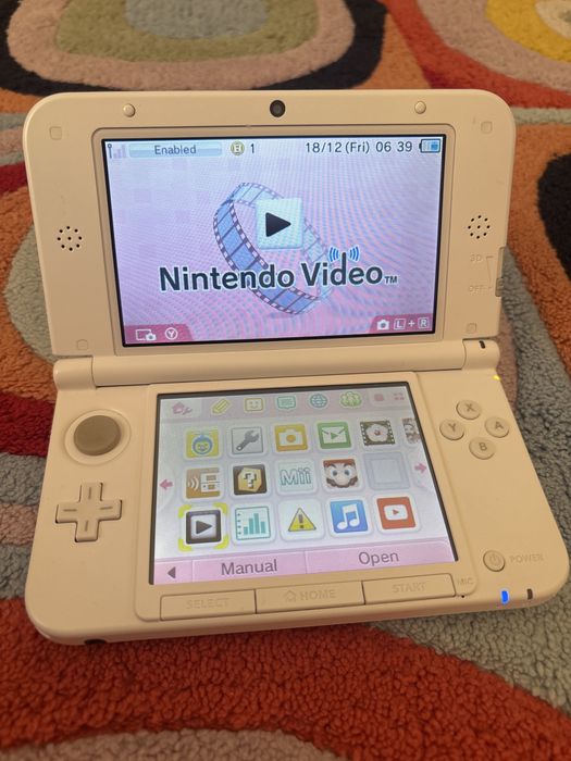 Nintedo 3ds xl+ 3 игри и зарядно