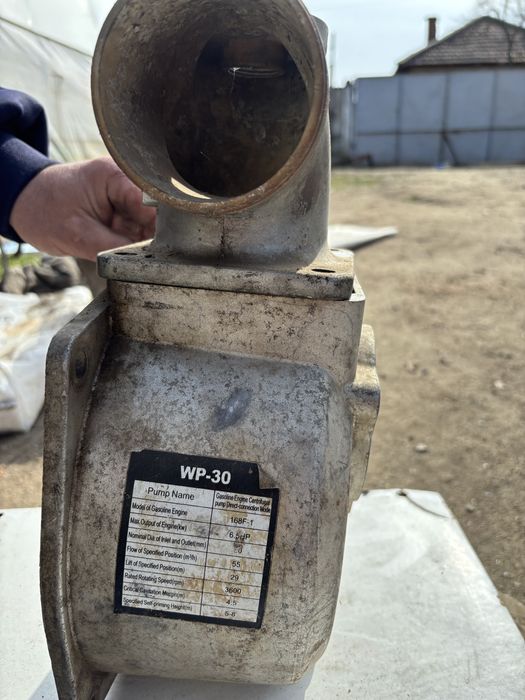 Vând piese motopompa.