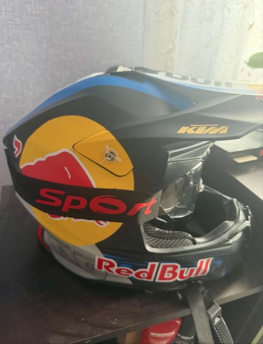 Redbull каска ХЛ размер