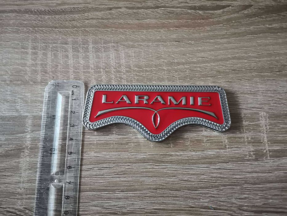 Dodge RAM Laramie червена емблема
