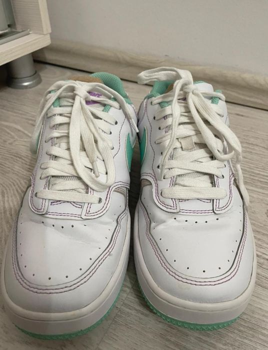 Vând Adidas Nike