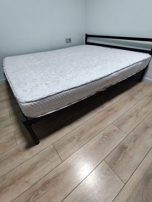 Кровать с матрасом 200х160