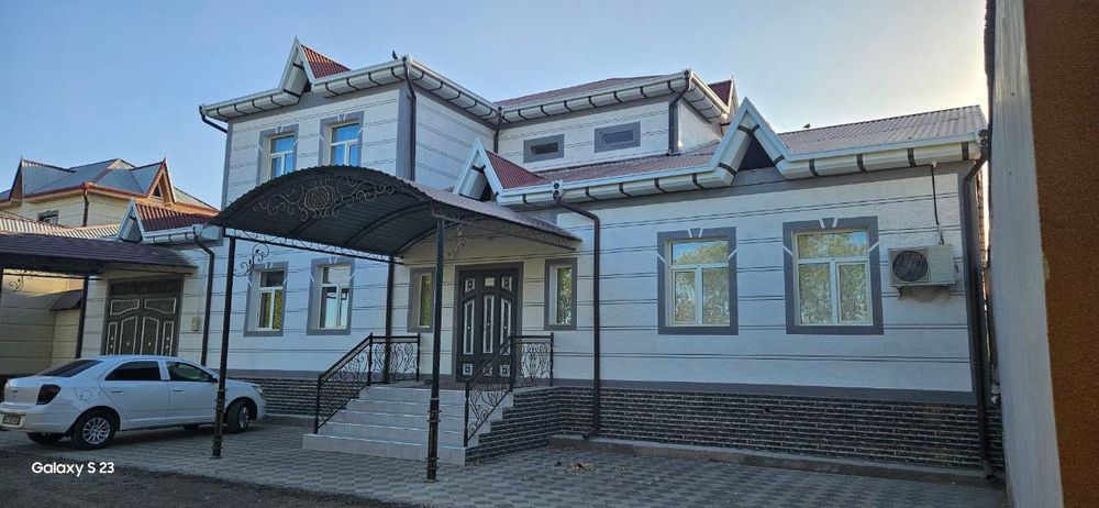 26 мкр, Зор маркет карама карсы жай сатылады.Продается 2х этажный дом.