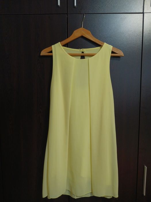 Жълта рокля до коляното