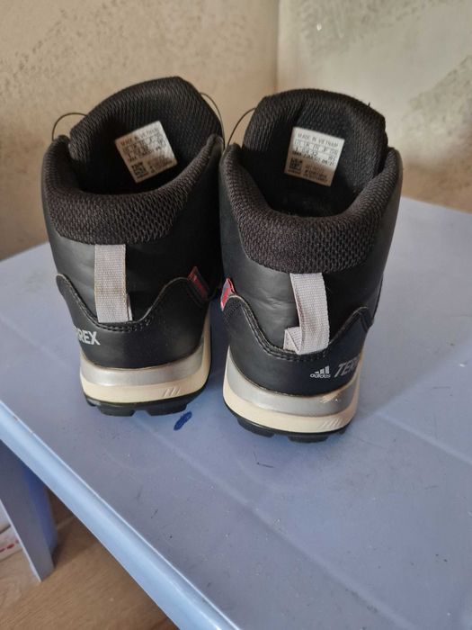 Зимни непромокаеми боти на adidas