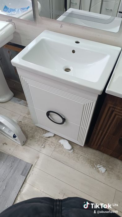 Раковина тумба унитаз ванна