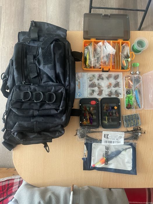 Rucsac pentru pasionatii de pescuit plus diverse accesorii