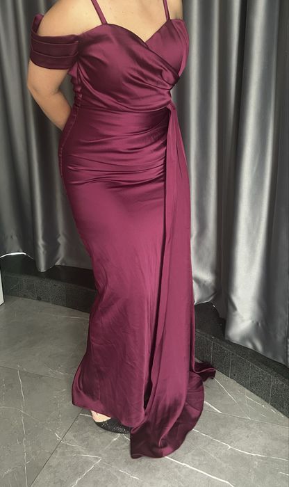 Винено червена официална рокля .