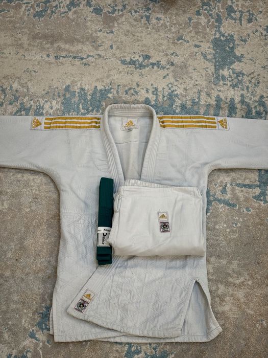 Кимано для JUDO Б/У носил год,есть потертость у колено