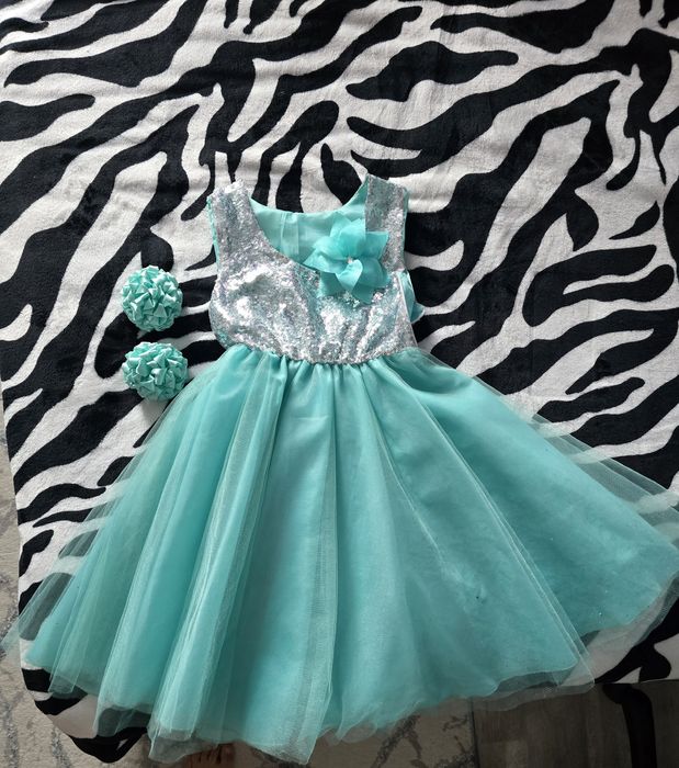 Продаю платья на девочку