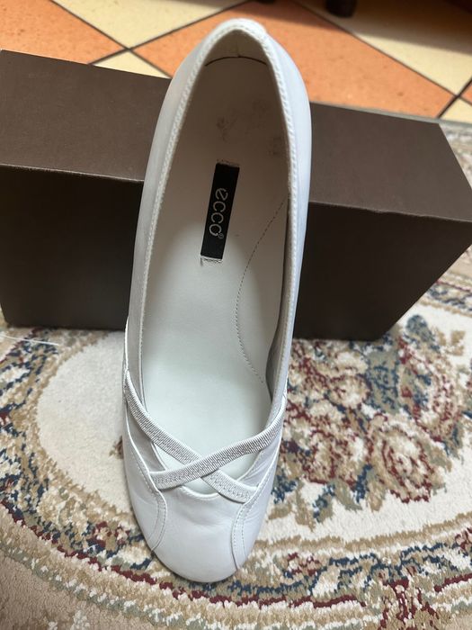 Vand pantofi de piele marca Ecco noi albi 39,5/ 40 marimea