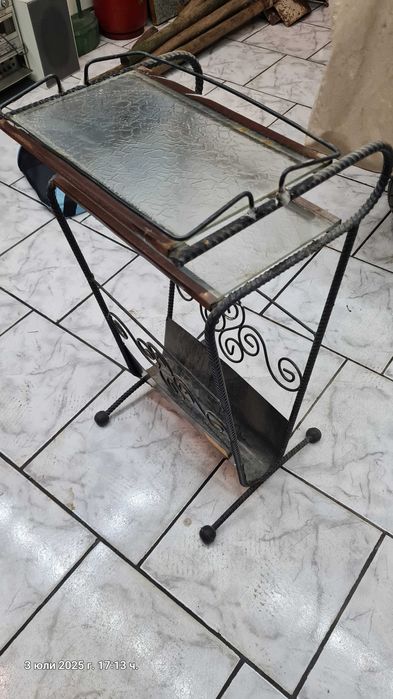 ретро метална стойка за телефон и списания