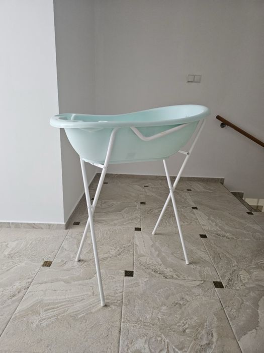 Корито със стойка с подарък към него 2 подложки за къпане