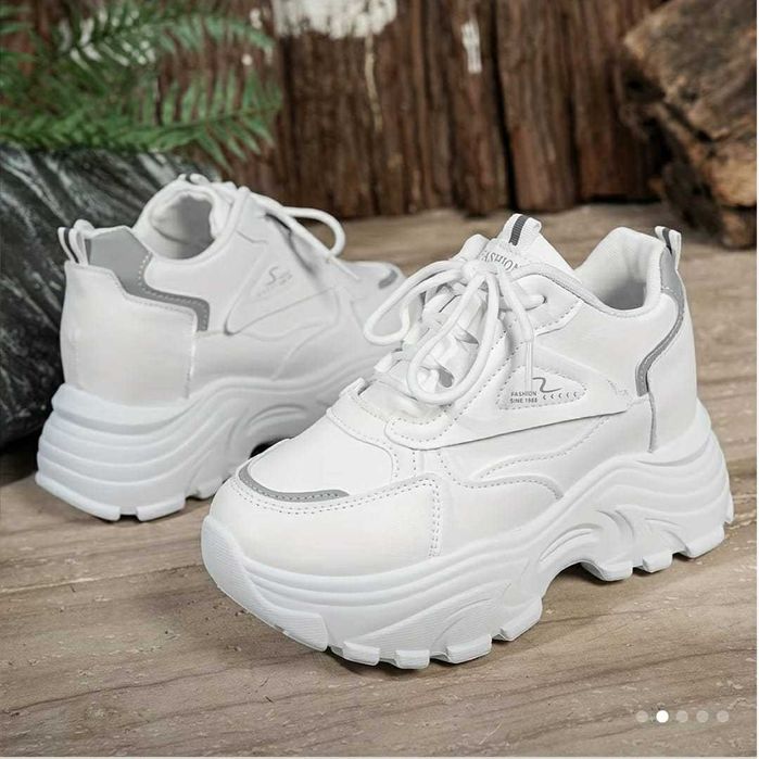 Дамски бели спортни обувки с висока горна част