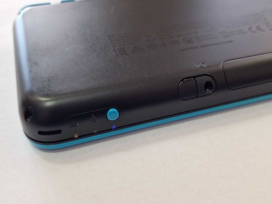 New Nintendo 2DS XL - Black and Turquoise (Nintendo 3DS)