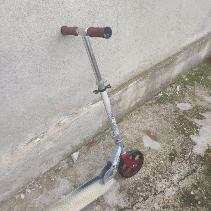 Vând trotineta maxtar