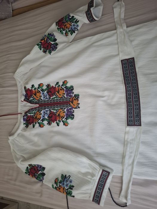 Vand rochita traditionala lucrata la masina