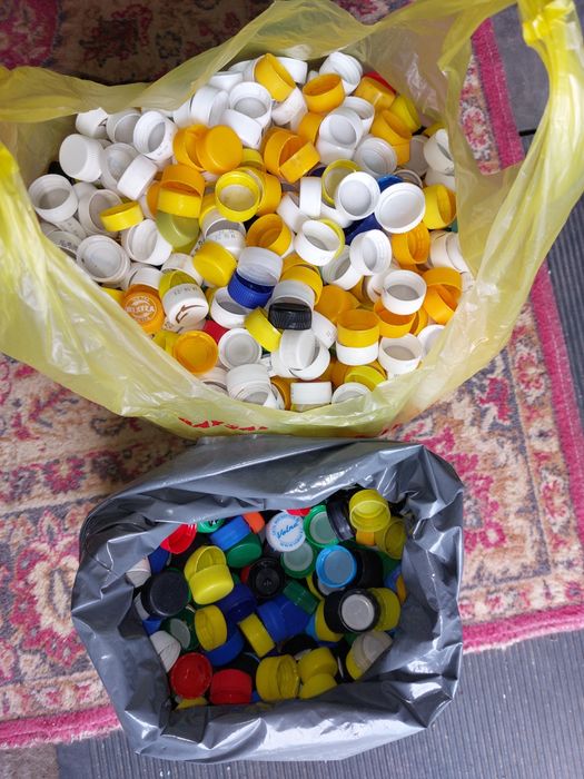 Продам пробки пластиковые.