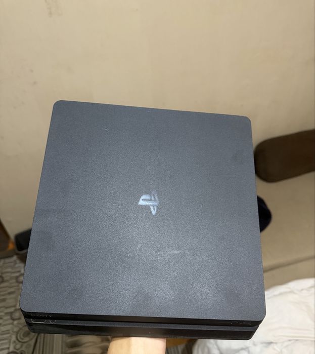 Продавам playstation 4 с три игри