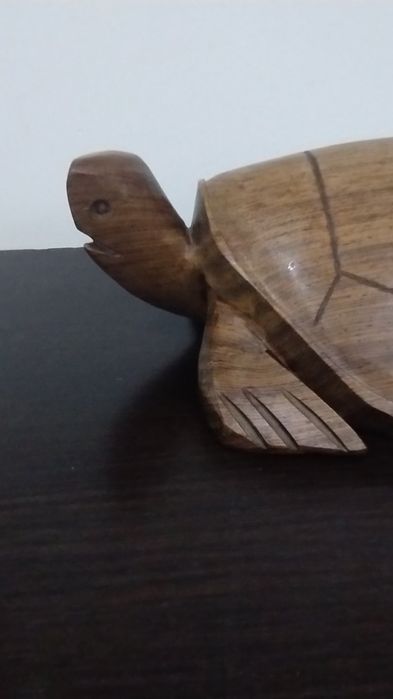 Изключително голяма, тежка фигура на костенурка от дърво.