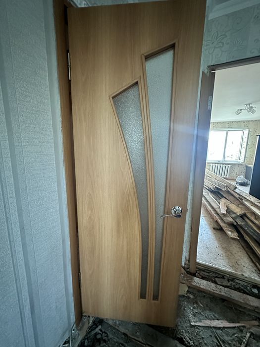 Продам межкомнатные и взодную дверь