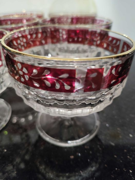 Ретро чаши със столче.