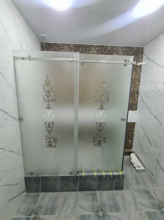 Душевые кабинки и перегородки из стекла