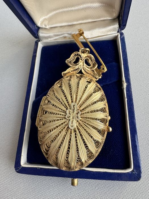 Brosa din argint filigran placat cu aur