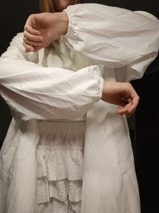 Плащ белый и черный