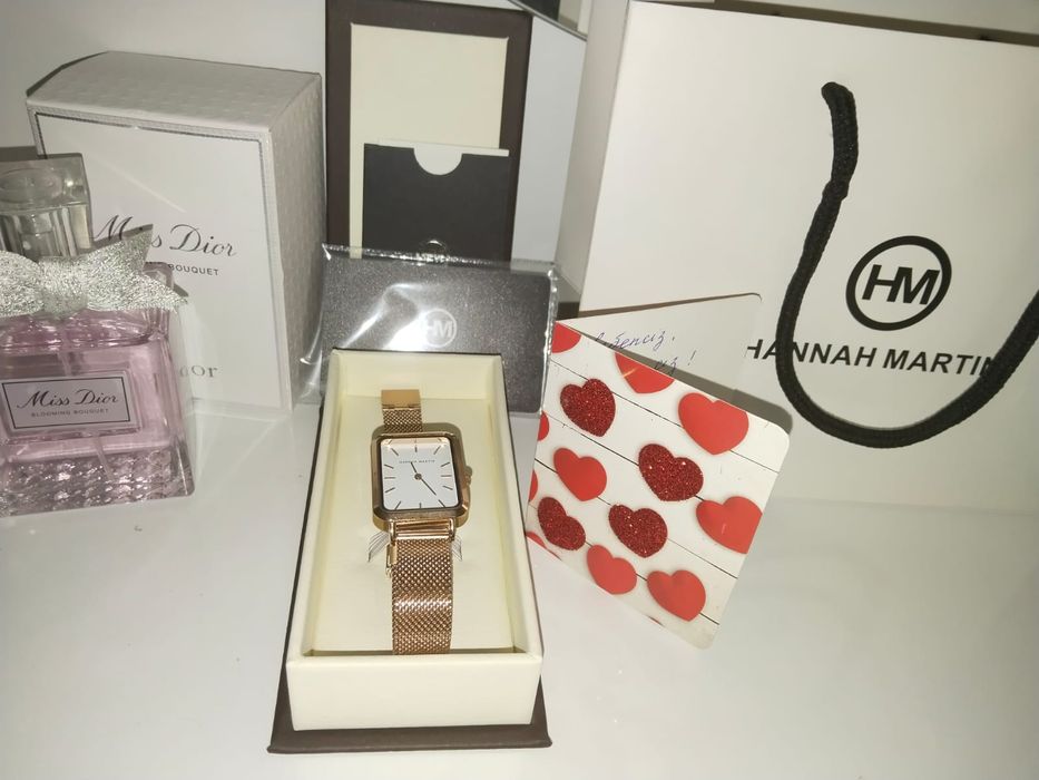 Продаются женские часы