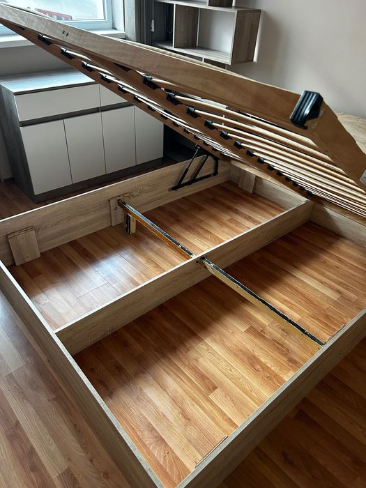 Продавам спалня с подматрачна рамка+матрак