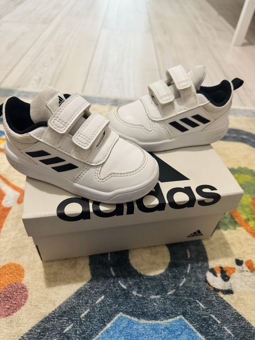 Маратонки адидас