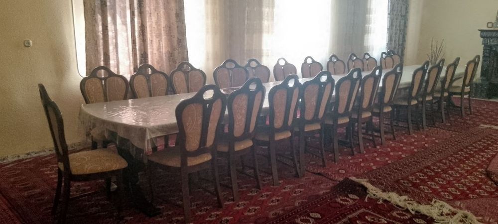 Stol kursi.      Bar va sovutgichi bilan