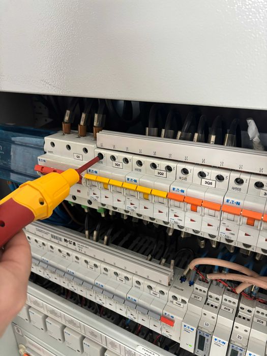 Electrician calificat – case, apartamente, spații comerciale, urgențe