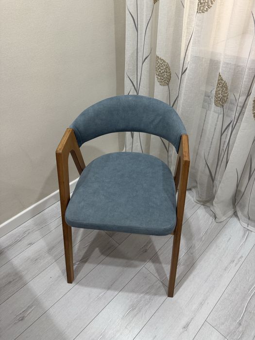 Продам стол и 6 стульев