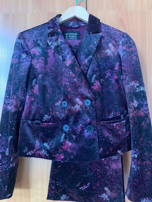 Scotch &Soda пролетен костюм в класическото лилаво кадифе