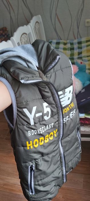 Продаю безрукавку для мальчика8-9лет