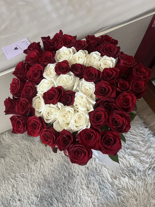 51 роза в корзина с буквой Б