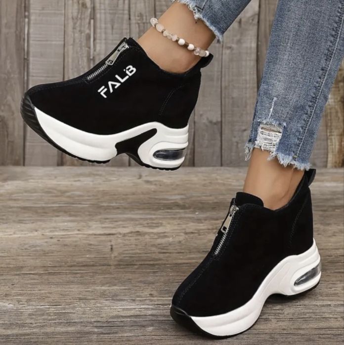 Кроссовки женские