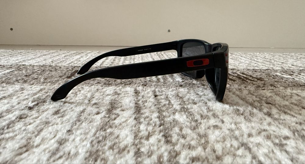 Солнцезащитные очки Oakley
