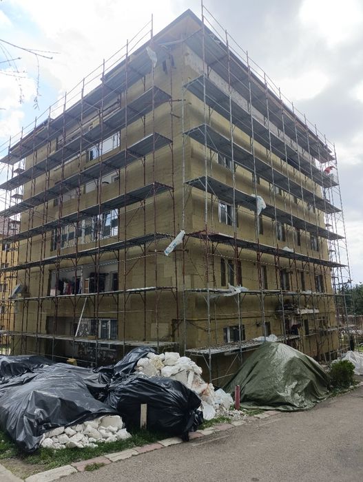 Echipă Construcții (7 oameni)  – Amenajări Interioare și Exter