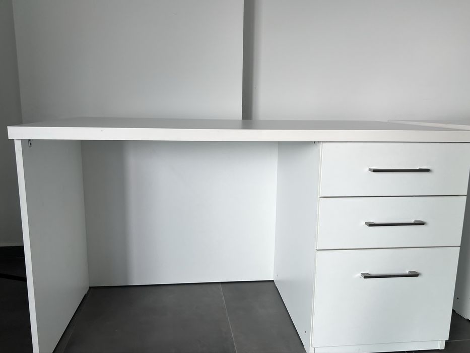 Birou alb cu 3 sertare -design modern și funcțional