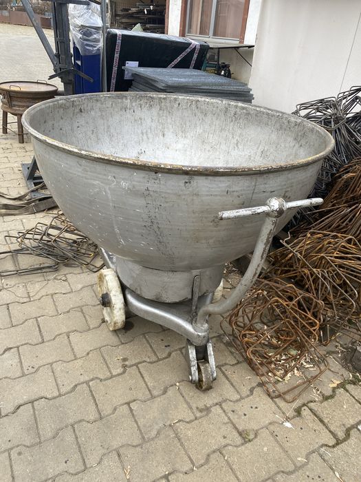 Bazin 2 to nefolosit , unul de 3 to folosit si bazin malaxor ,rezervor aer compresat
